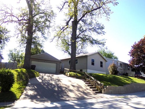 1521 Emerald Dr, Davenport, IA, 52804-3123 | Card Image