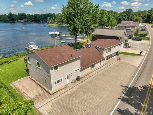 1794 S Hughes Rd, Brighton, MI, 48114-9333 | Card Image