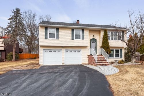 9 Village Ct, Flemington, NJ, 08822-1572 | Card Image