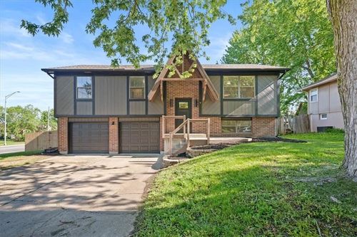 332 Se Flagstone Dr, Lee's Summit, MO, 64063-3420 | Card Image