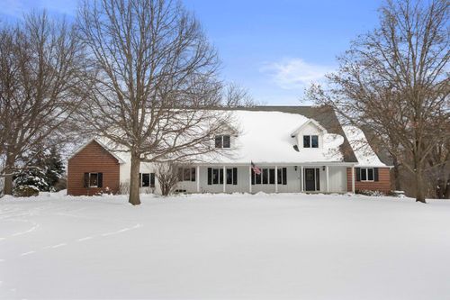 110 Hidden Meadow Ln, Denver, IA, 50622-1055 | Card Image