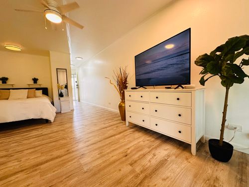 327-75-5776 Kuakini Hwy, Kailua Kona, HI, 96740 | Card Image