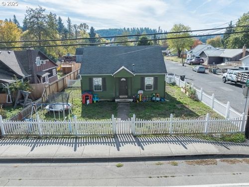 2303 Long St, Sweet Home, OR, 97386-2818 | Card Image