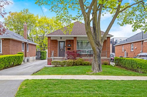 293 30th St, Toronto, ON, M8W3E4 | Card Image