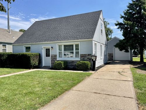 1241 Harrison Ct Nw, Cedar Rapids, IA, 52405-2427 | Card Image