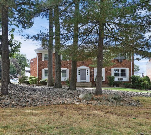 19 Doxbury Ln, Suffern, NY, 10901-7256 | Card Image