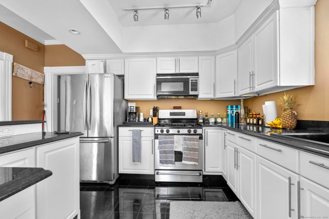 39 - 37-39 Julius St, Home with 7 bedrooms, 3 bathrooms and null parking in Hartford CT | Image 6