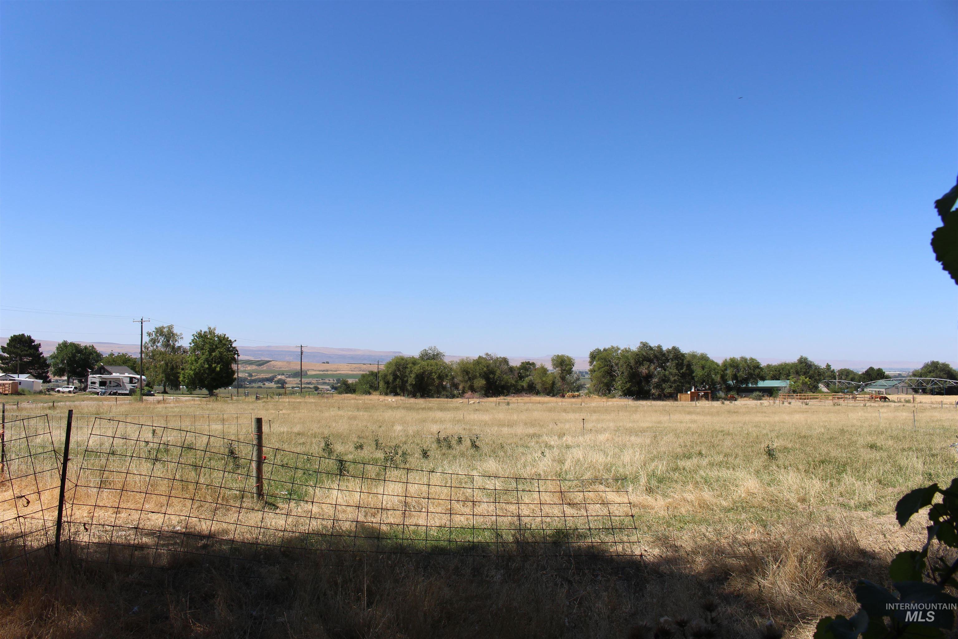 Locust Ln, Caldwell, ID 83607