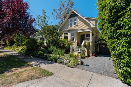 220 Beechwood Ave, Victoria, BC, V8S3W7 | Card Image