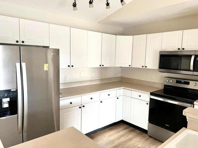 8061 Cranes Crossing Dr, Condo with 2 bedrooms, 2 bathrooms and null parking in Lewis Center OH | Image 13