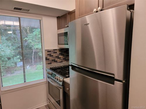 10 Houston Ct, Coram, NY, 11727-1510 | Card Image