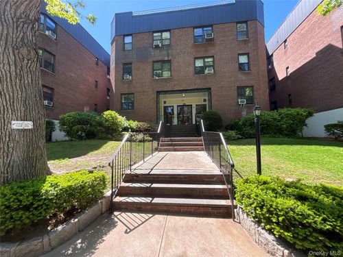 2p-12 Welwyn Rd, Great Neck, NY, 11021-3532 | Card Image
