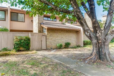 5922 Harvest Hill Road, Townhouse with 2 bedrooms, 2 bathrooms and null parking in Dallas TX | Image 2