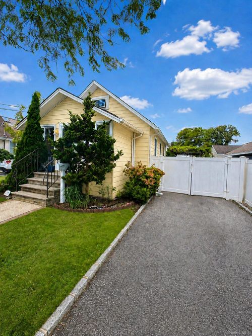 804 Nassau St, Bellmore, NY, 11710-4055 | Card Image
