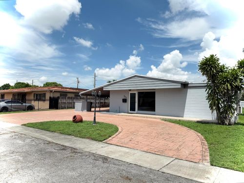 957 W 67th St, Hialeah, FL, 33012-6466 | Card Image
