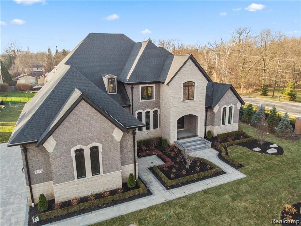 Hidden Valley Ct, Clinton Township, MI 48036