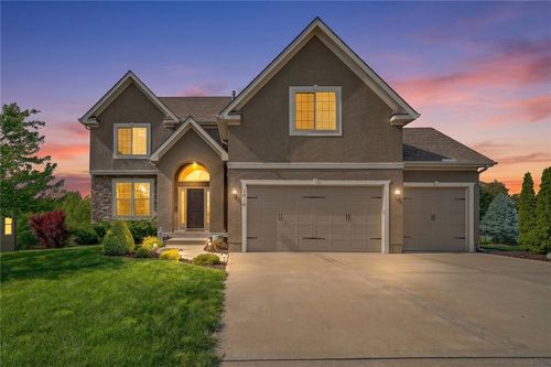 1518 Creekmoor Dr, Raymore, MO, 64083-7828 | Card Image