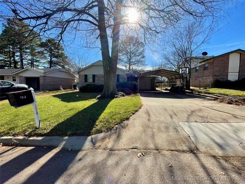 1019 Four Seasons Dr, Durant, OK, 74701-2425 | Card Image