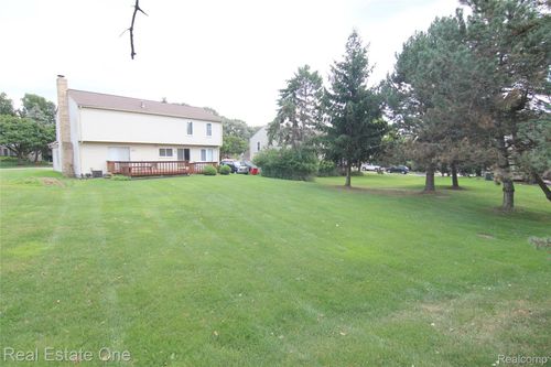 5590 Greenbriar Dr, West Bloomfield, MI, 48322-1417 | Card Image