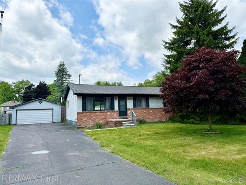 2830 Hessel Ave, Rochester Hills, MI, 48307-4830 | Card Image