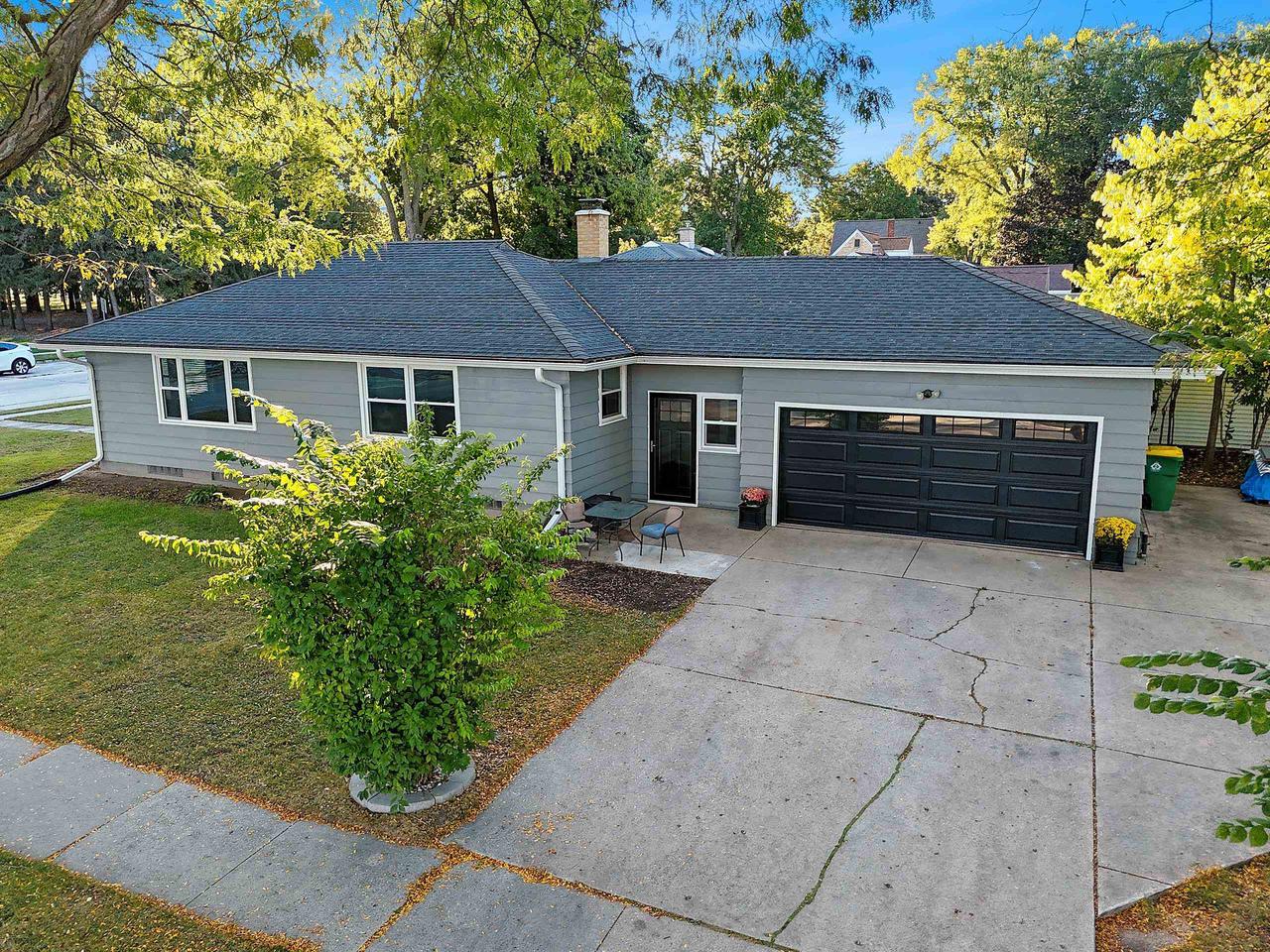 Dousman St, Green Bay, WI 54303