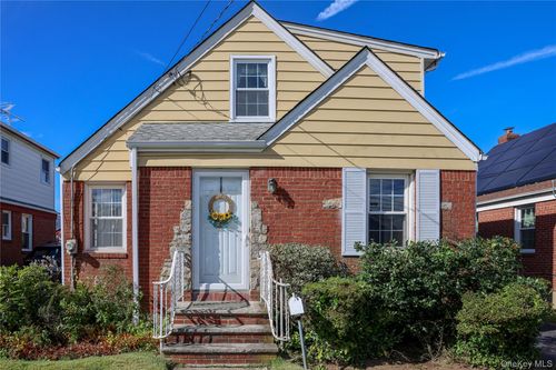 28 Putnam Avenue, Hempstead, NY, 11580 | Card Image