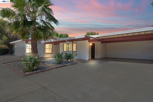 3107 Corona Dr, Davis, CA, 95616-0121 | Card Image