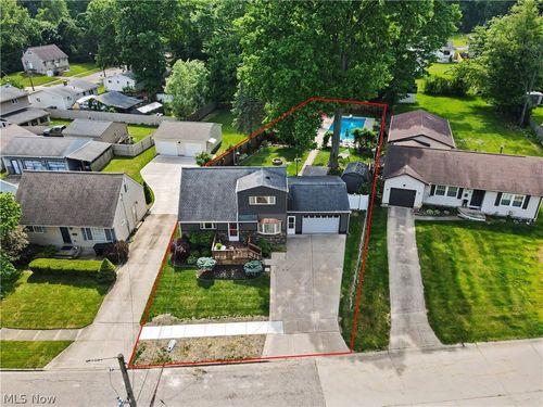 806 Tallkron Dr, Akron, OH, 44305-2233 | Card Image