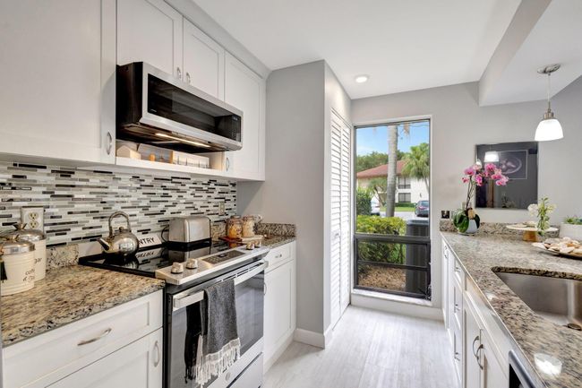 405 Brackenwood Ln S, Condo with 2 bedrooms, 2 bathrooms and null parking in Palm Beach Gardens FL | Image 7