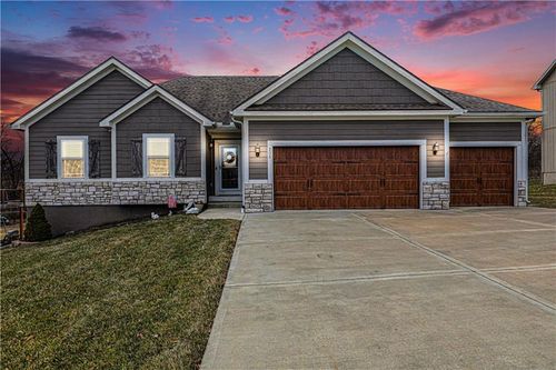 205 E Woodland Ave, Lone Jack, MO, 64070-9322 | Card Image