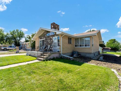 1702 15 Avenue Se, Medicine Hat, AB, T1A3R5 | Card Image