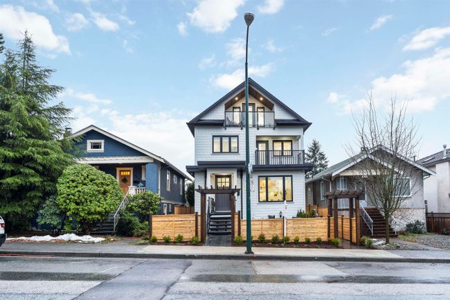 2560 Dundas Street, Home with 5 bedrooms, 3 bathrooms and null parking in Vancouver BC | Image 2