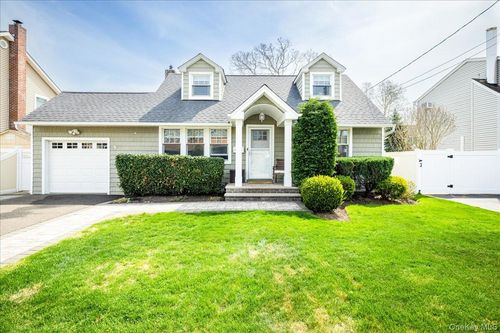 130 N Kings Avenue, Oyster Bay, NY, 11758 | Card Image