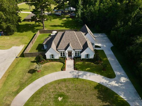 9984 Forrest Delatte Rd, Denham Springs, LA, 70726-5823 | Card Image