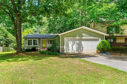 921 Hemingway Rd, Stone Mountain, GA, 30088-1910 | Card Image