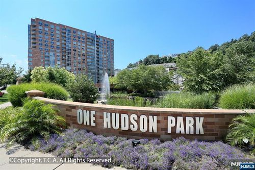301 Hudson Park, Edgewater, NJ, 07020-1495 | Card Image