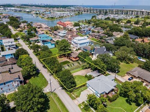 631 E Shore Dr, Clear Lake Shores, TX, 77565-2522 | Card Image