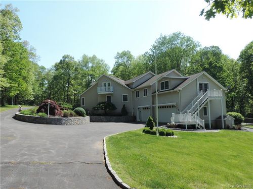 49 Woodcrest Dr, East Fishkill, NY, 12533-6332 | Card Image
