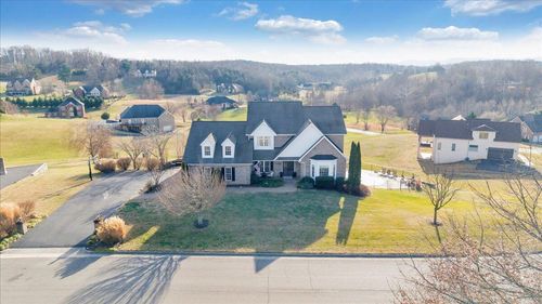 574 Frontier Way, Fincastle, VA, 24090-5321 | Card Image