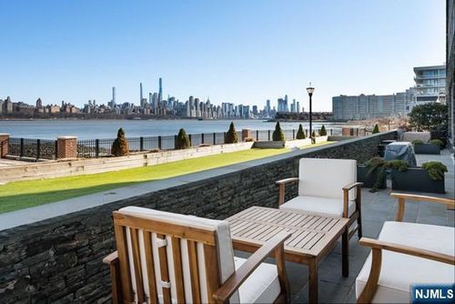 9 Somerset Ln, Edgewater, NJ, 07020-2401 | Card Image