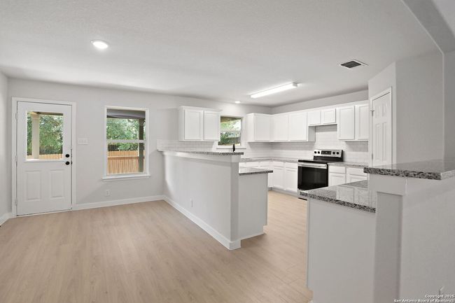 9814 Shawnee Blf, House other with 4 bedrooms, 2 bathrooms and null parking in Converse TX | Image 13