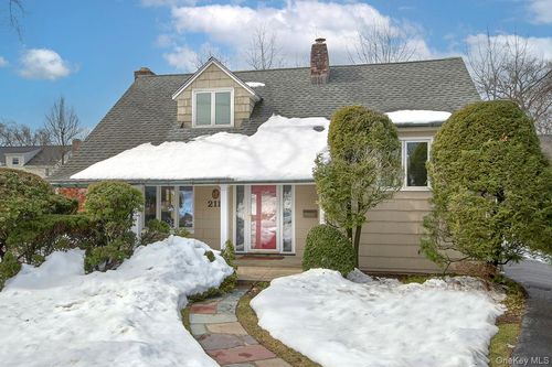 211 Davis Ave, White Plains, NY, 10605-3111 | Card Image