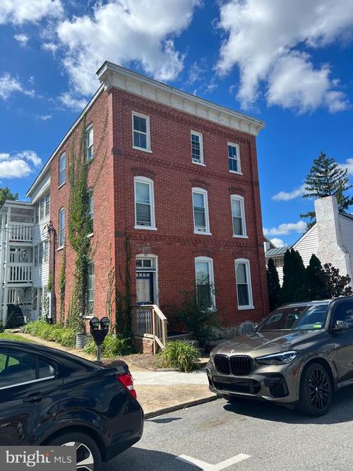 100-109 E Congress St, CHARLES TOWN, WV, 25414-1585 | Card Image