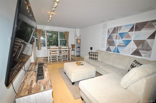 3b1-230 Garth Rd, Scarsdale, NY, 10583-3960 | Card Image
