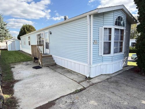 W210N11631 Pinecrest Ln, Germantown, WI, 53022-2347 | Card Image