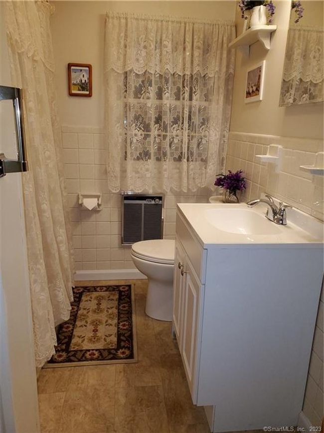 Full bath on upper level. | Image 31