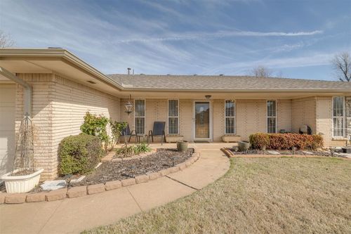 941 Nw 32nd St, Moore, OK, 73160-1066 | Card Image