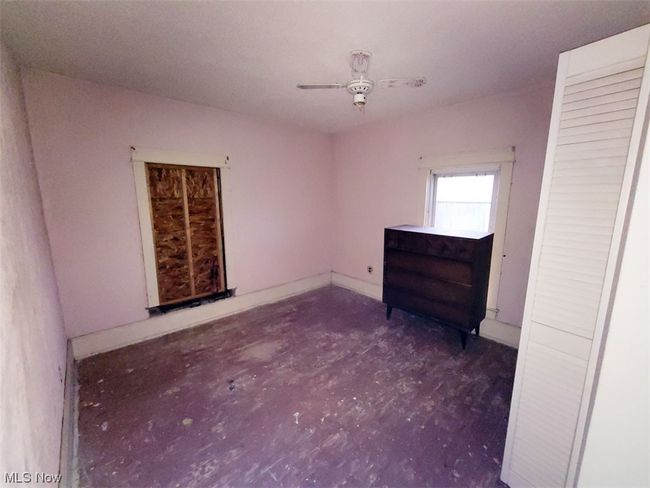 Bedroom with ceiling fan | Image 10