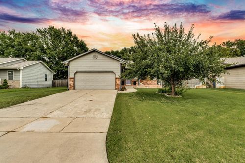 1124 N Parkway Dr, Valley Center, KS, 67147-2692 | Card Image