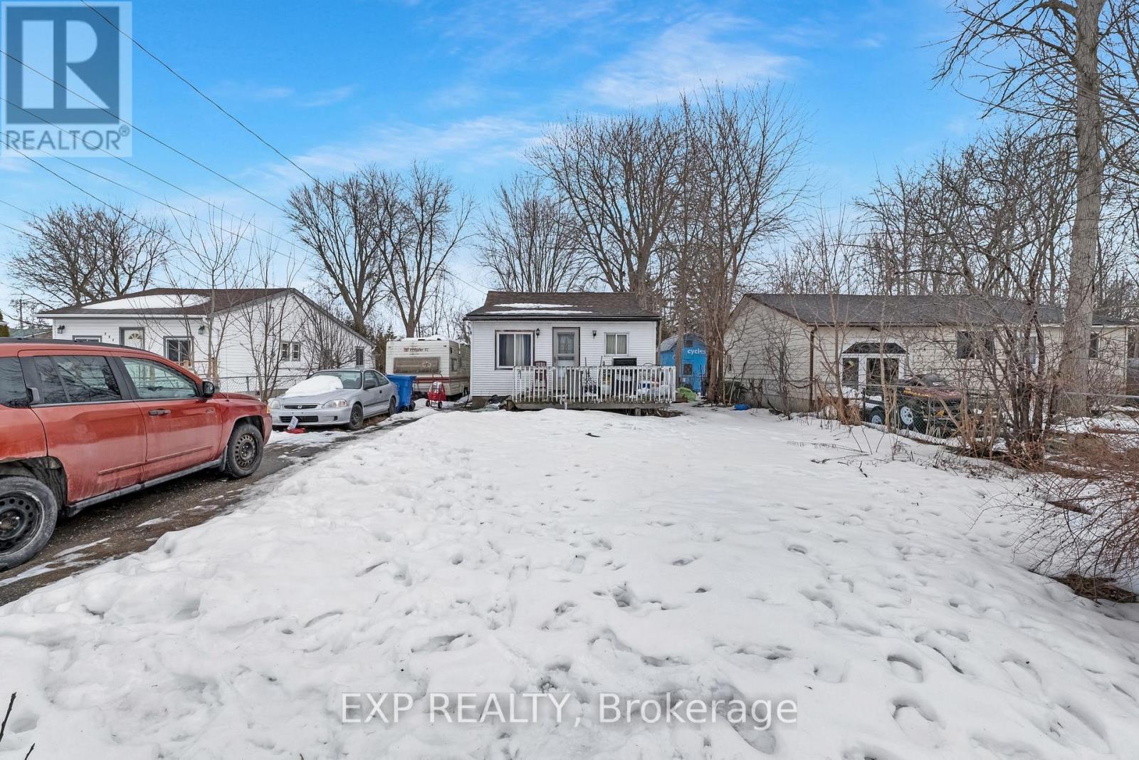 Residential in Georgina (Historic Lakeshore Communities) 2